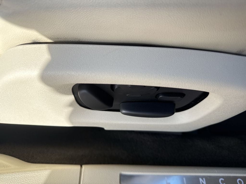 2015 Lincoln MKS Base