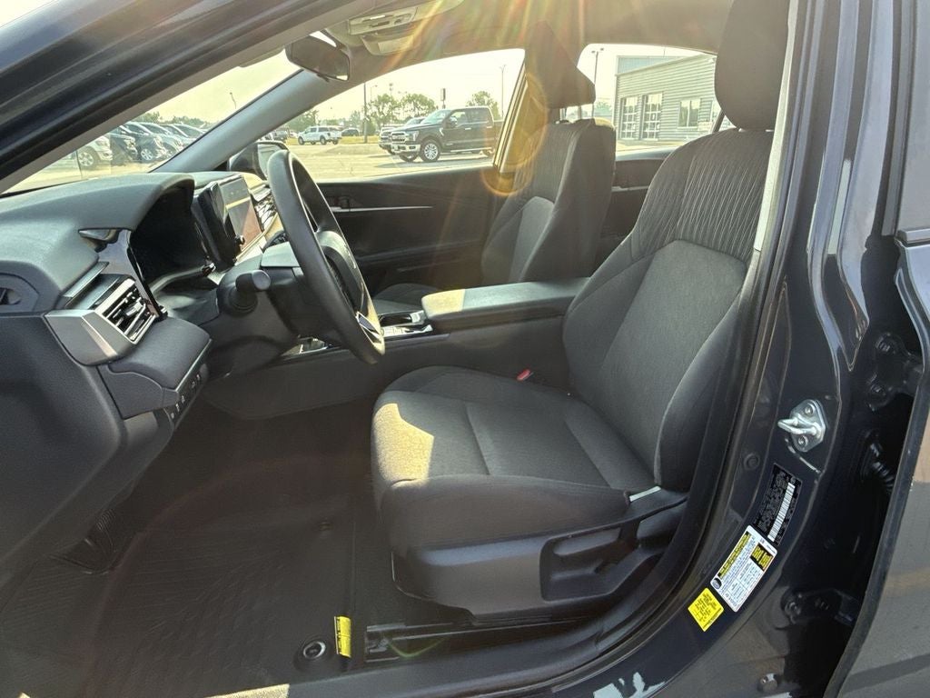 2025 Toyota Camry Hybrid LE